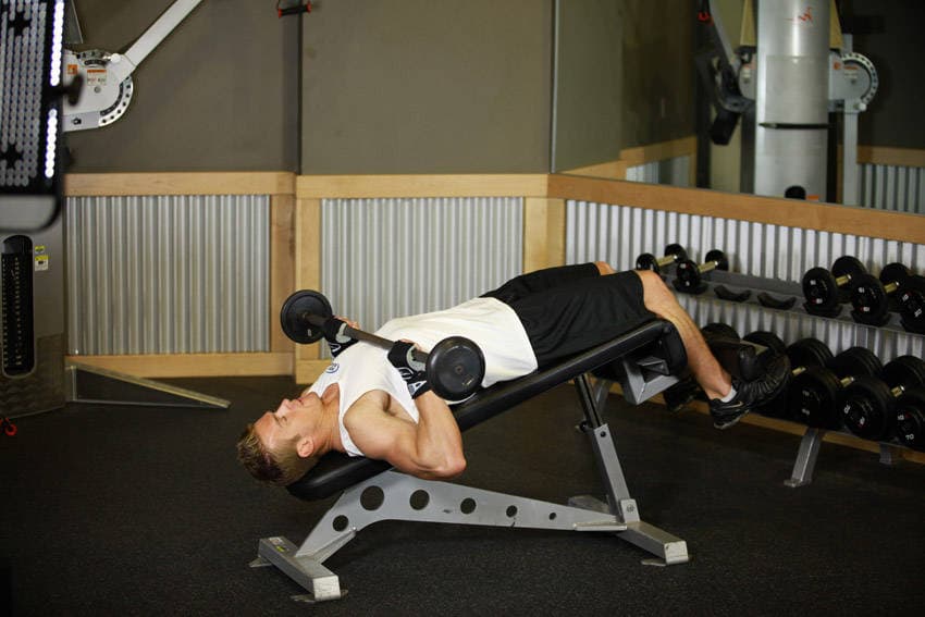 Démonstration de l’exercice : Sit-up avec développé barre