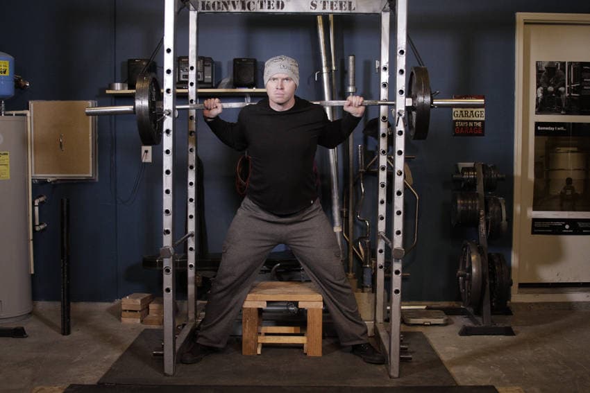 Démonstration de l’exercice : Squat box avec bandes inversées