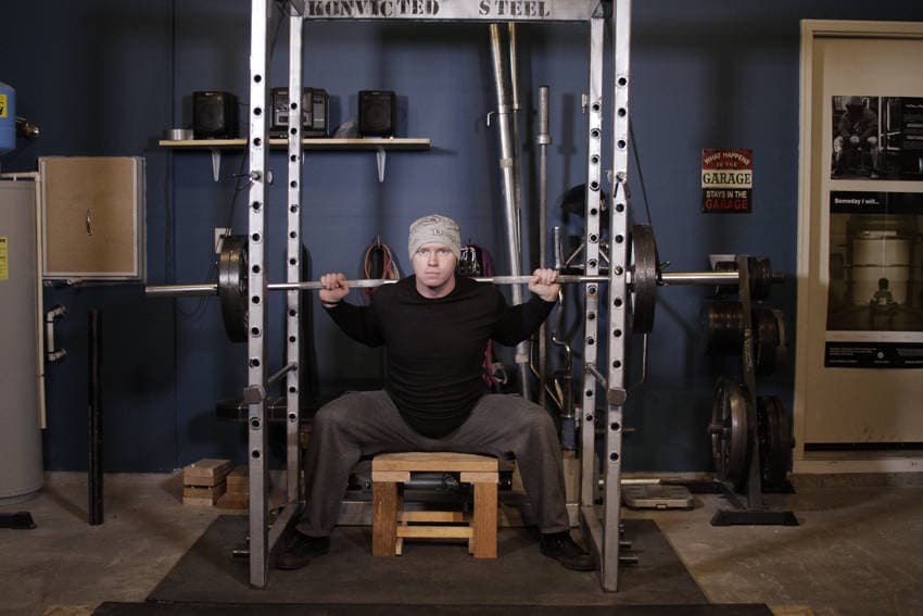 Démonstration de l’exercice : Squat box avec bandes inversées
