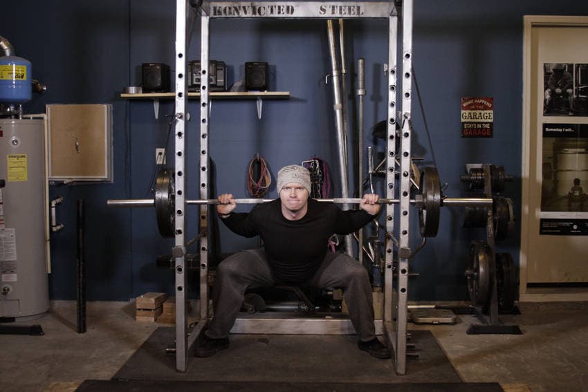 Démonstration de l’exercice : Squat powerlifting avec bandes inversées