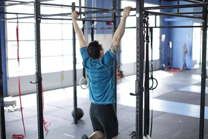 Démonstration de l’exercice : Tirage scapulaire à la barre de tractions