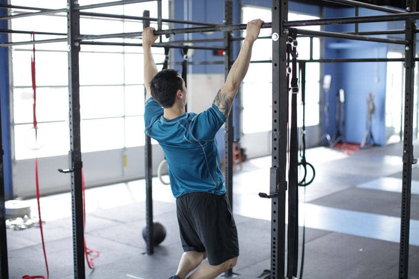 Démonstration de l’exercice : Tirage scapulaire à la barre de tractions
