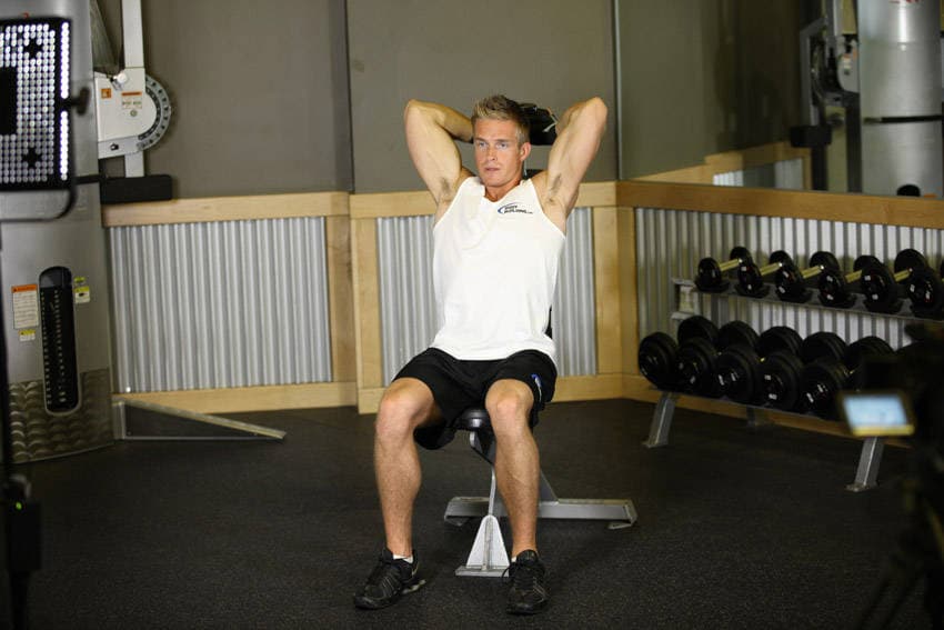 Démonstration de l’exercice : Extension triceps assise à la nuque, haltère à deux mains