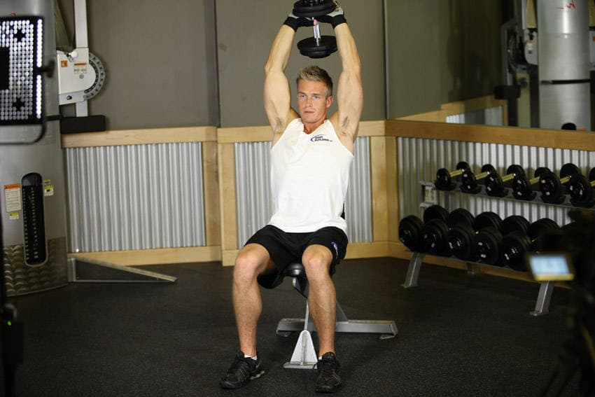 Démonstration de l’exercice : Extension triceps assise à la nuque, haltère à deux mains