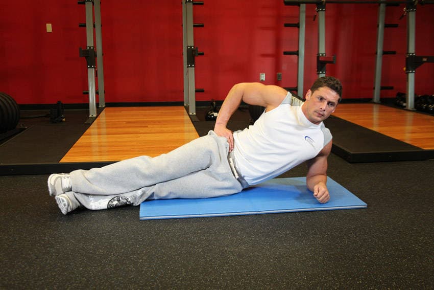 Démonstration de l’exercice : Gainage latéral (planche latérale)