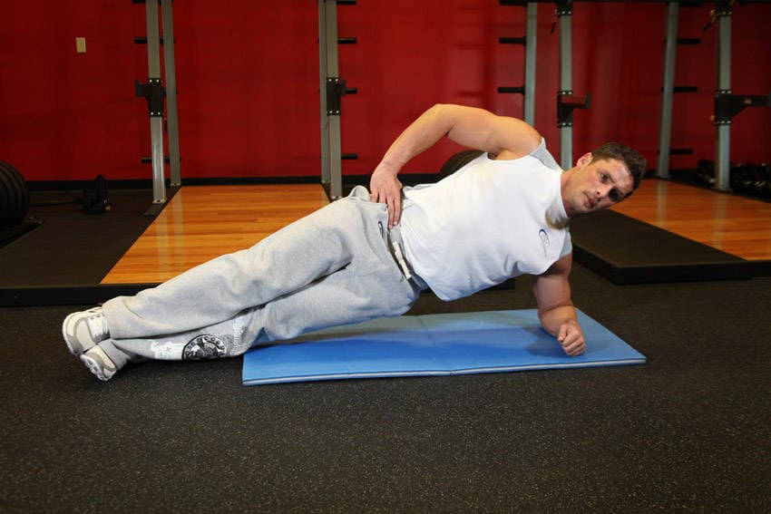 Démonstration de l’exercice : Gainage latéral (planche latérale)