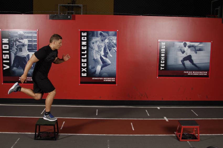 Démonstration de l’exercice : Saut d'appel sur une jambe depuis une box
