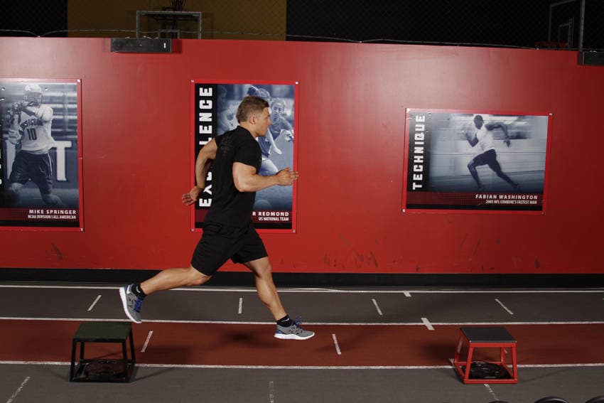 Démonstration de l’exercice : Saut d'appel sur une jambe depuis une box