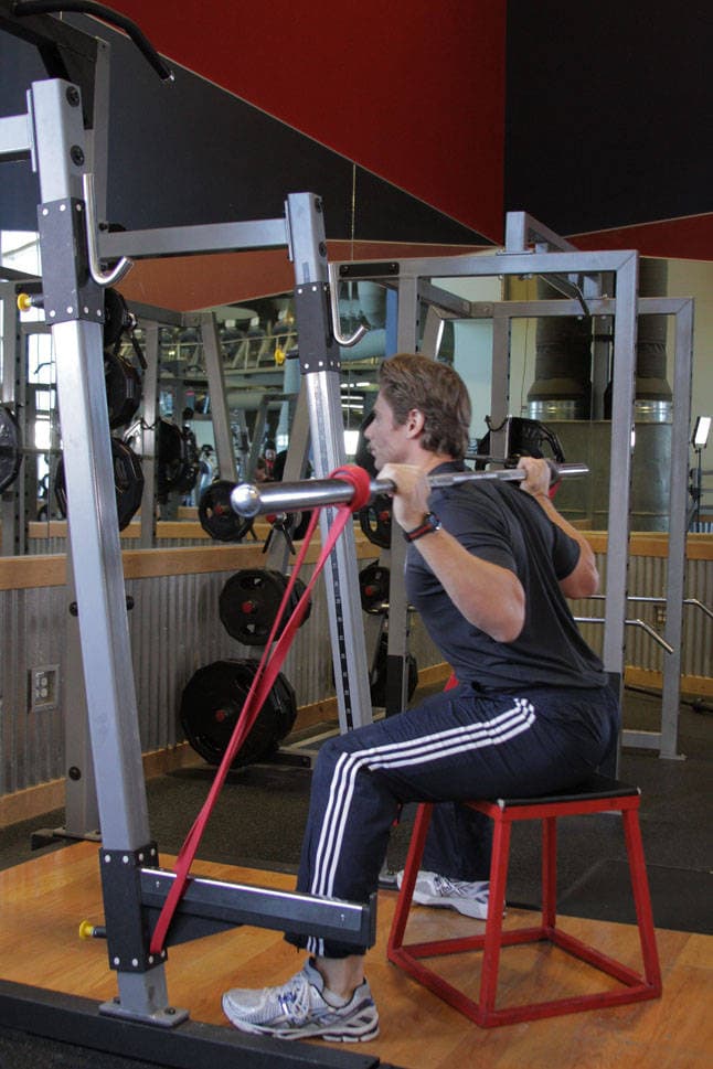 Démonstration de l’exercice : Squat sur box avec élastiques, en vitesse