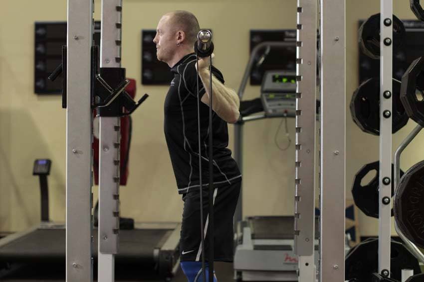 Démonstration de l’exercice : Squat avec bandes élastiques