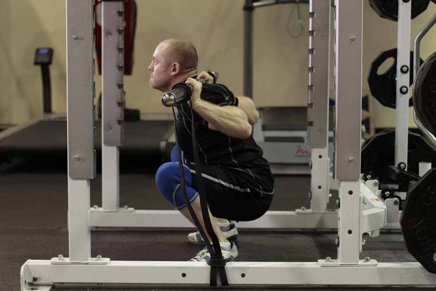 Démonstration de l’exercice : Squat avec bandes élastiques