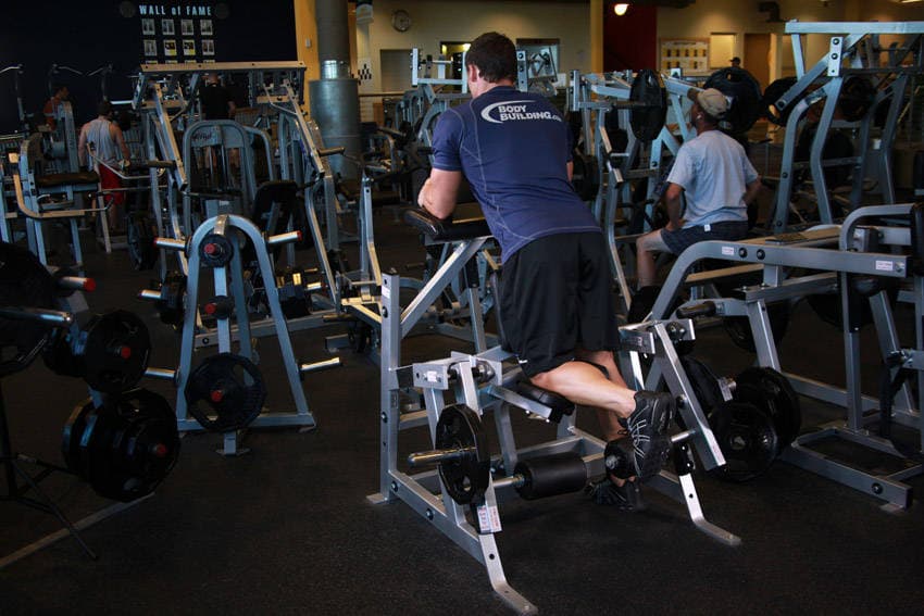 Démonstration de l’exercice : Leg curl debout à la machine