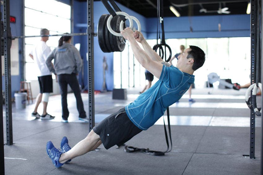 Démonstration de l’exercice : Rowing aux sangles suspendues