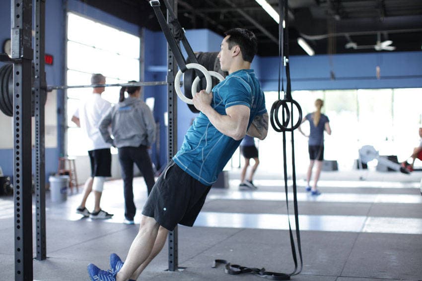 Démonstration de l’exercice : Rowing aux sangles suspendues
