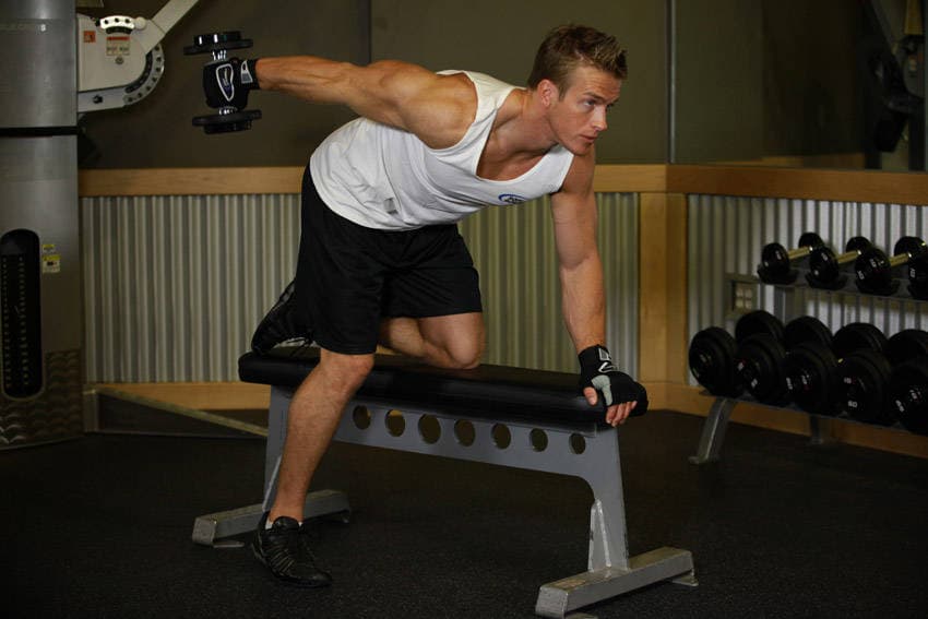 Démonstration de l’exercice : Kickback triceps à l'haltère