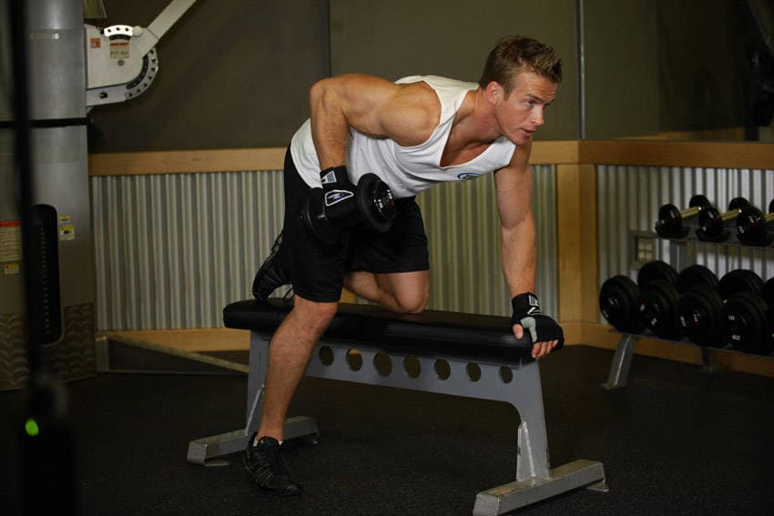 Démonstration de l’exercice : Kickback triceps à l'haltère