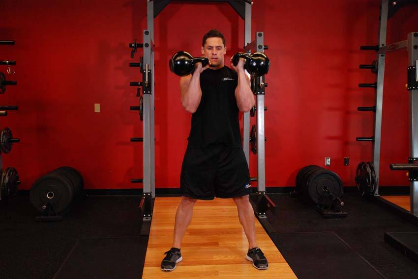 Démonstration de l’exercice : Clean à deux kettlebells
