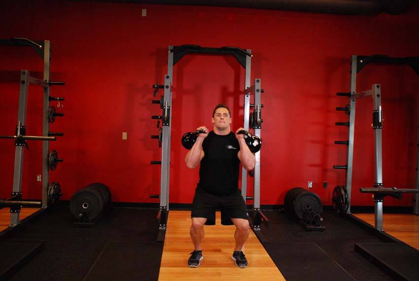 Démonstration de l’exercice : Jerk à deux kettlebells