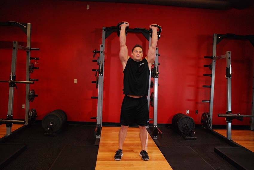 Démonstration de l’exercice : Jerk à deux kettlebells