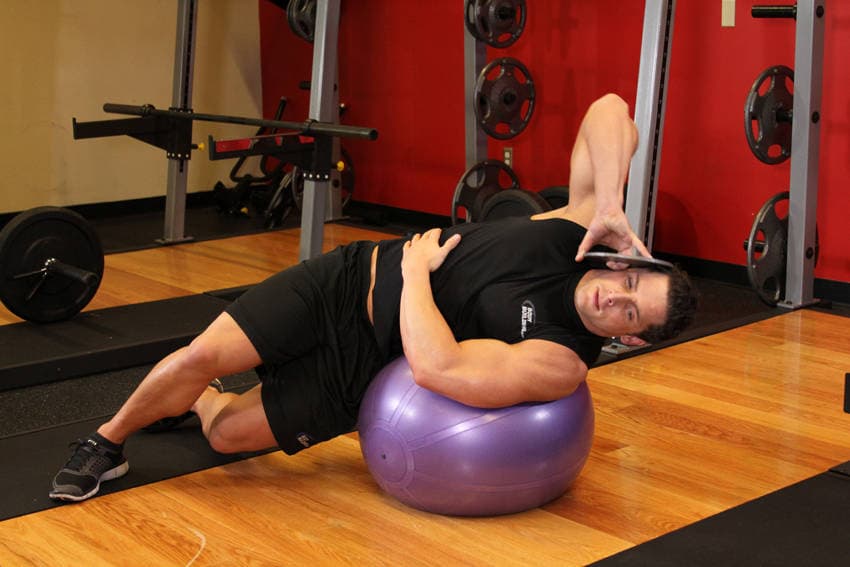 Démonstration de l’exercice : Flexion latérale lestée sur ballon