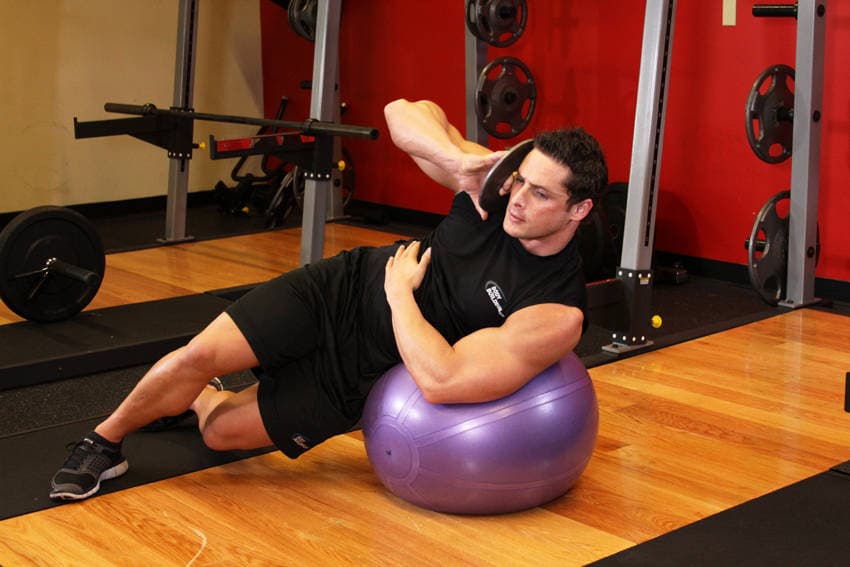 Démonstration de l’exercice : Flexion latérale lestée sur ballon