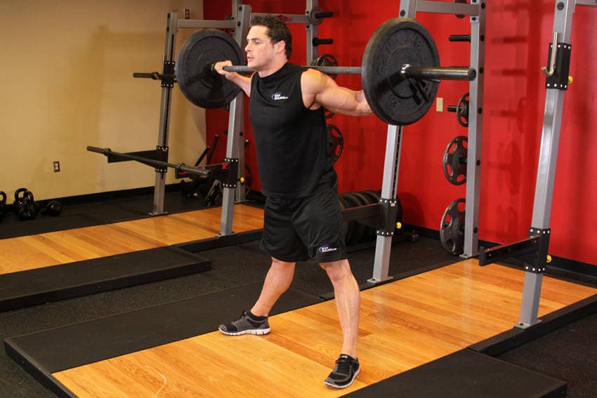 Démonstration de l’exercice : Squat à la barre, pieds écartés