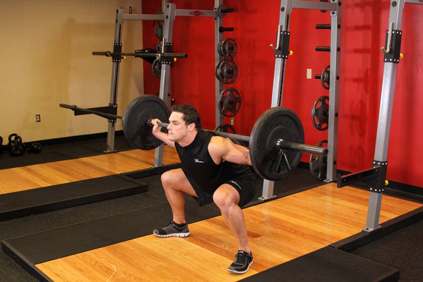 Démonstration de l’exercice : Squat à la barre, pieds écartés