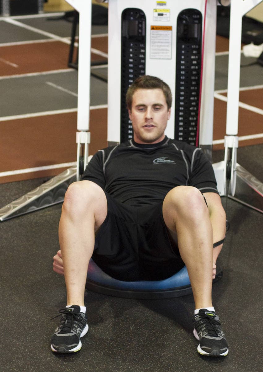 Démonstration de l’exercice : Crunch à la poulie sur Bosu avec flexions latérales