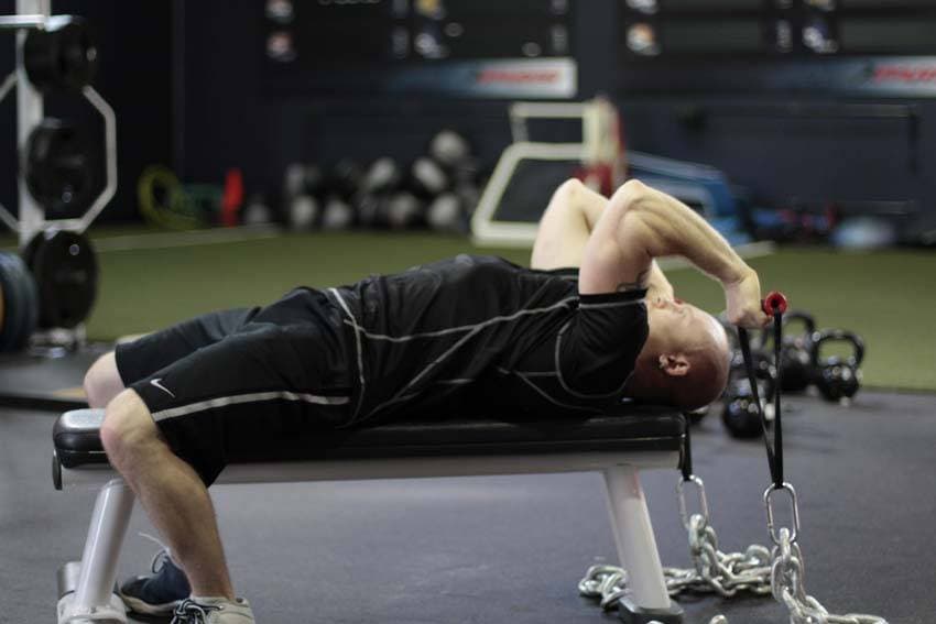 Démonstration de l’exercice : Extension triceps aux poignées avec chaînes