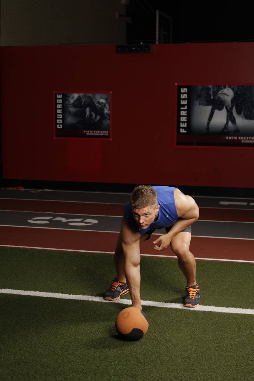 Démonstration de l’exercice : Poussée de medicine-ball en position trois appuis
