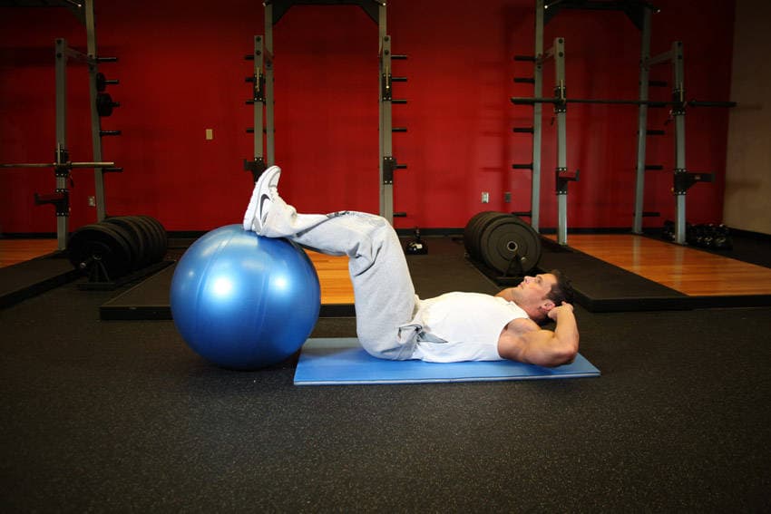Démonstration de l’exercice : Crunch, jambes sur ballon de gym