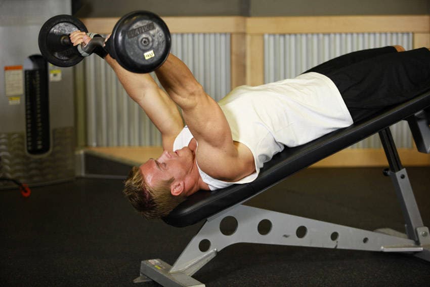 Démonstration de l’exercice : Extension triceps à la barre EZ sur banc décliné