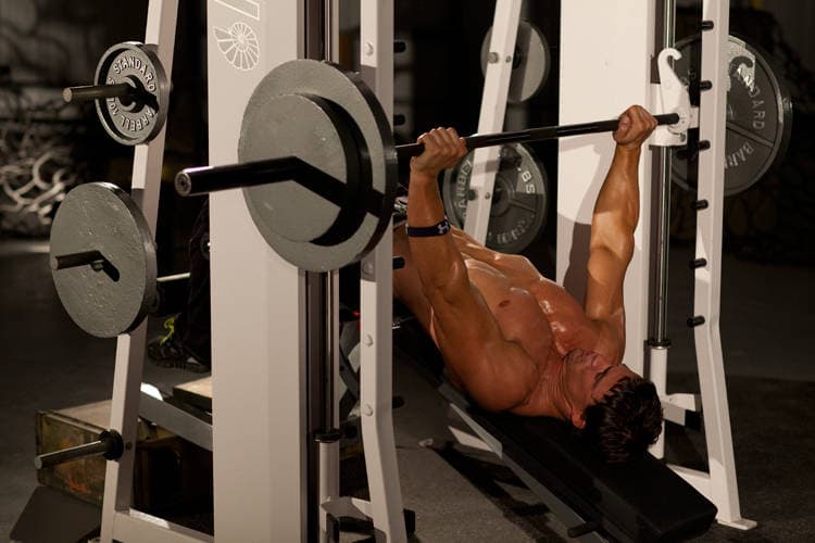 Démonstration de l’exercice : Développé décliné à la Smith machine