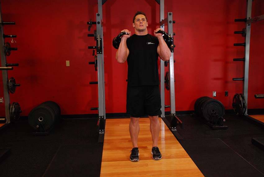 Démonstration de l’exercice : Jerk à deux kettlebells