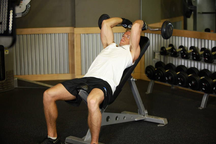 Démonstration de l’exercice : Extension triceps à la barre sur banc incliné