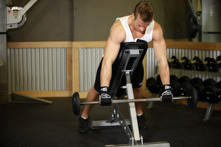 Démonstration de l’exercice : Rowing buste sur banc incliné