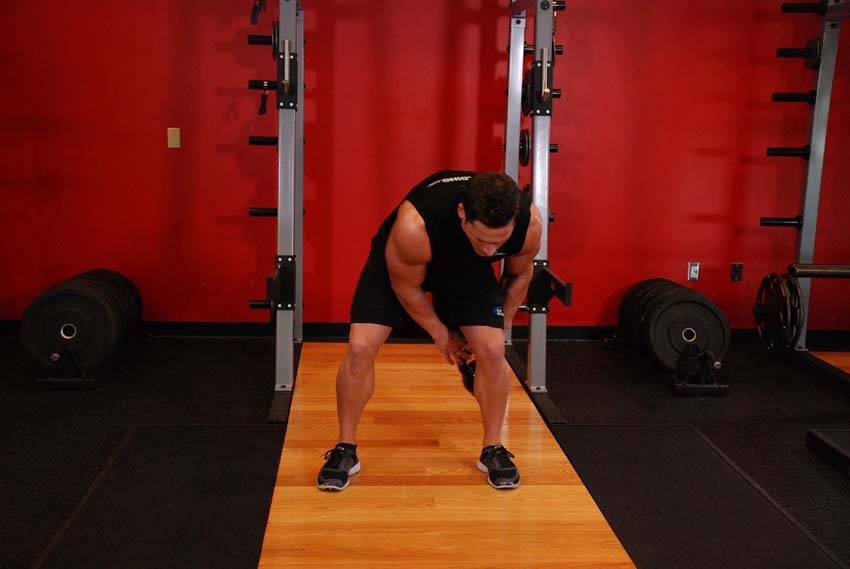 Démonstration de l’exercice : Figure en huit au kettlebell