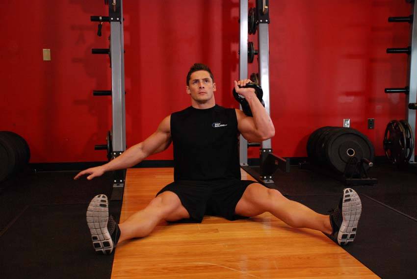 Démonstration de l’exercice : Développé militaire assis au kettlebell