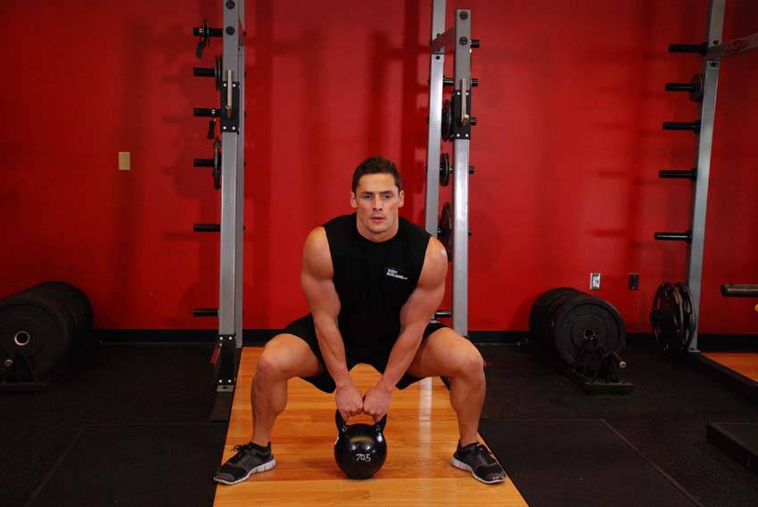 Démonstration de l’exercice : Tirage haut sumo au kettlebell