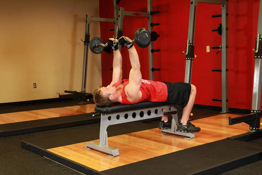 Démonstration de l’exercice : Extension triceps allongé à la barre EZ, prise serrée, vers le menton