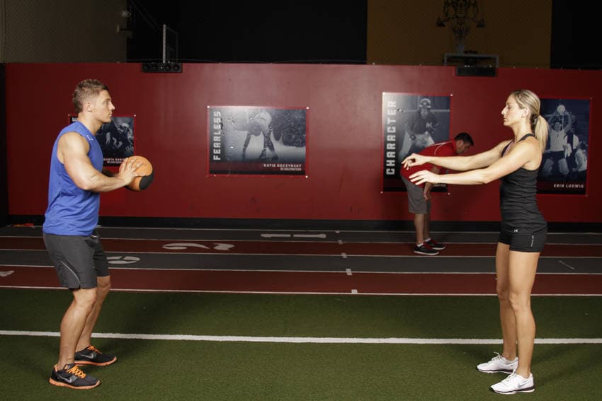 Démonstration de l’exercice : Passe de poitrine au medicine-ball
