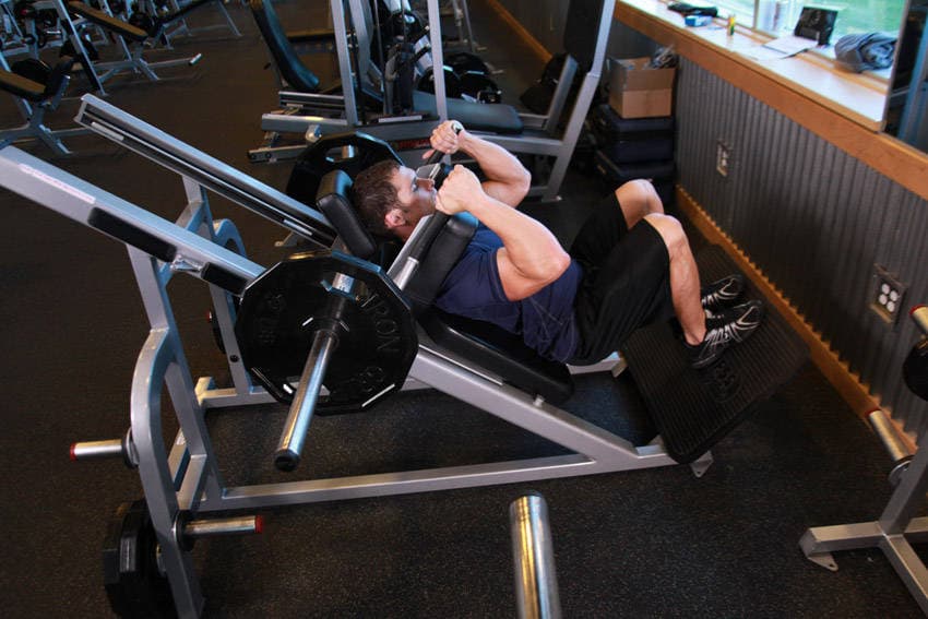 Démonstration de l’exercice : Hack squat à la machine, pieds serrés