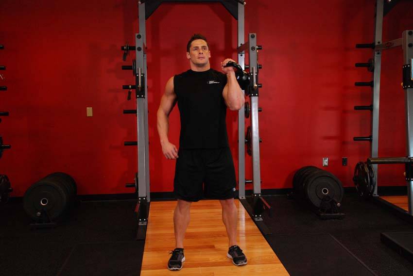 Démonstration de l’exercice : Développé militaire à un bras avec kettlebell, sur le côté