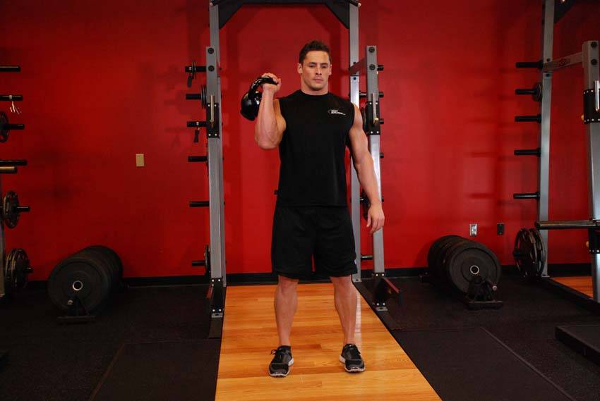 Démonstration de l’exercice : Split jerk à un bras avec kettlebell