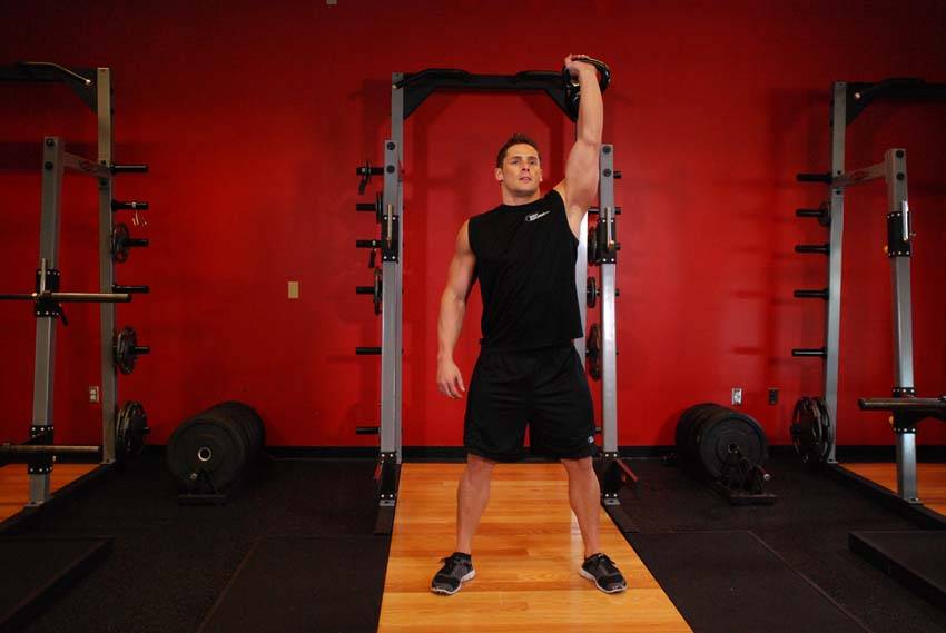 Démonstration de l’exercice : Squat kettlebell à un bras au-dessus de la tête