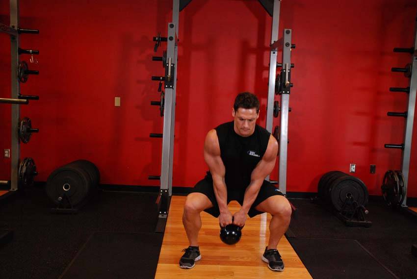 Démonstration de l’exercice : Clean kettlebell mains ouvertes