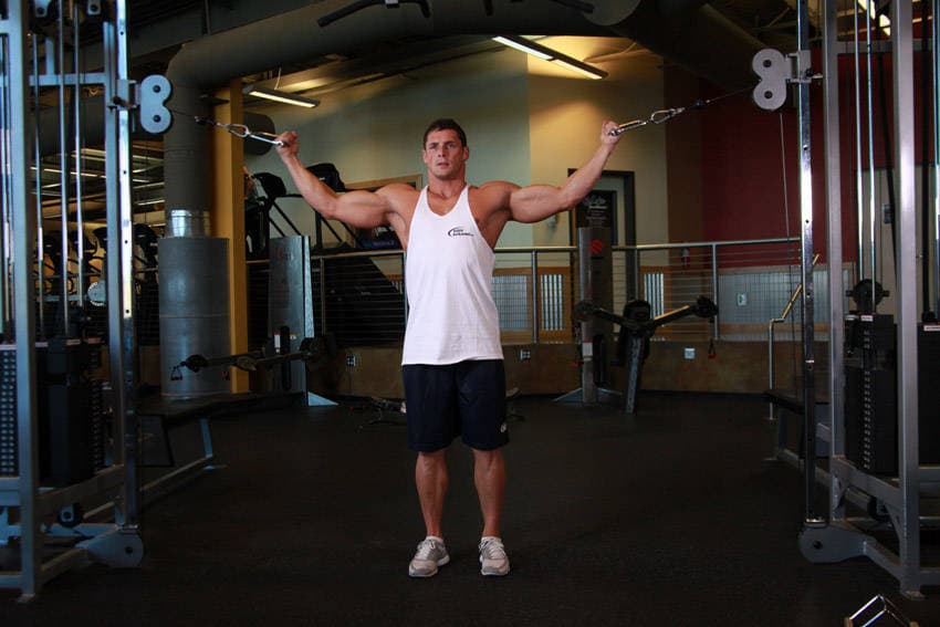 Démonstration de l’exercice : Curl biceps aux poulies hautes