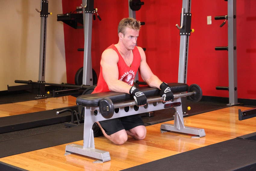 Démonstration de l’exercice : Flexion de poignets à la barre sur banc, paumes vers le bas