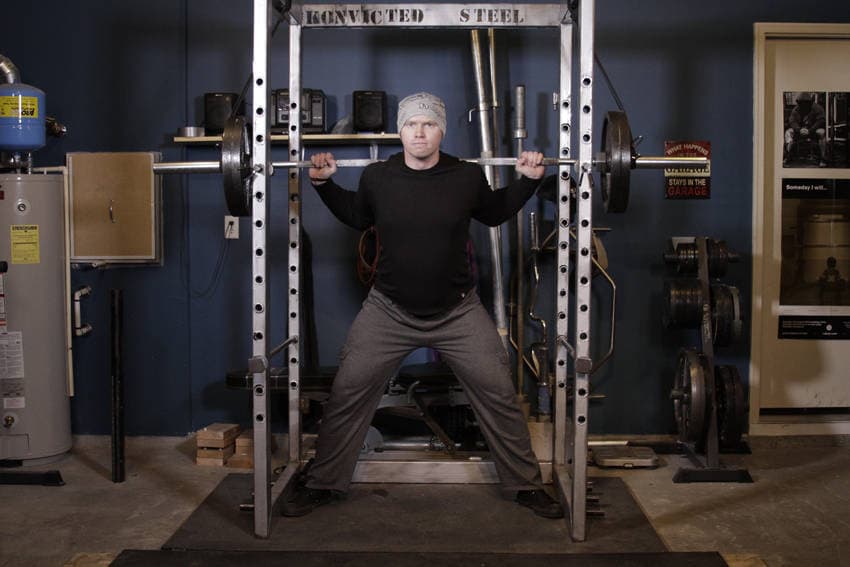 Démonstration de l’exercice : Squat powerlifting avec bandes inversées