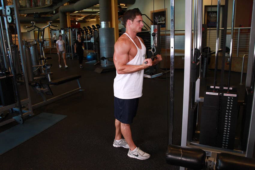 Démonstration de l’exercice : Extension triceps à la poulie, prise supination